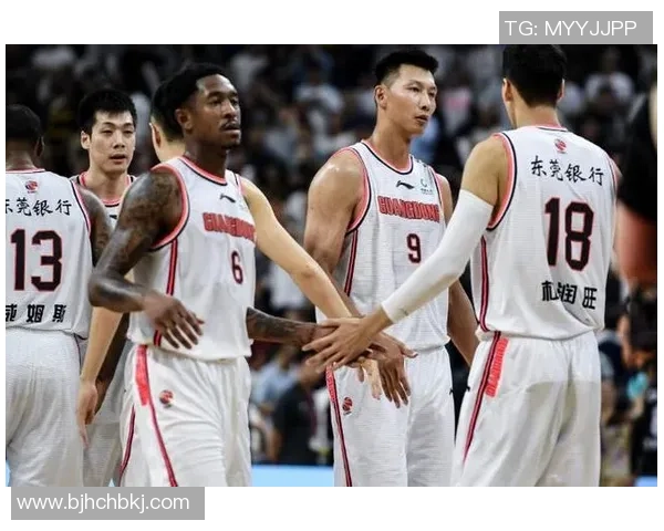 上海篮球队整体压制解析:战术布局与球员表现的深度剖析 上海篮球队整体压制解析:战术布局与球员表现的深度剖析